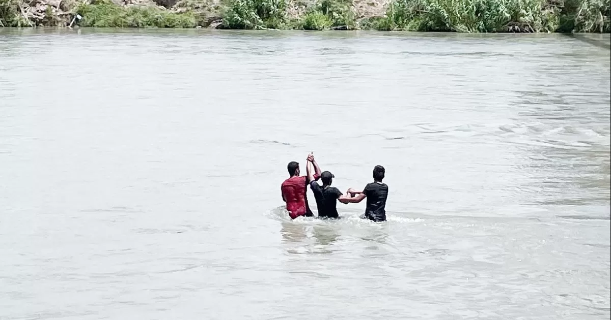 A diario los migrantes se aventuran a cruzar las traicioneras aguas del rÃ­o Bravo