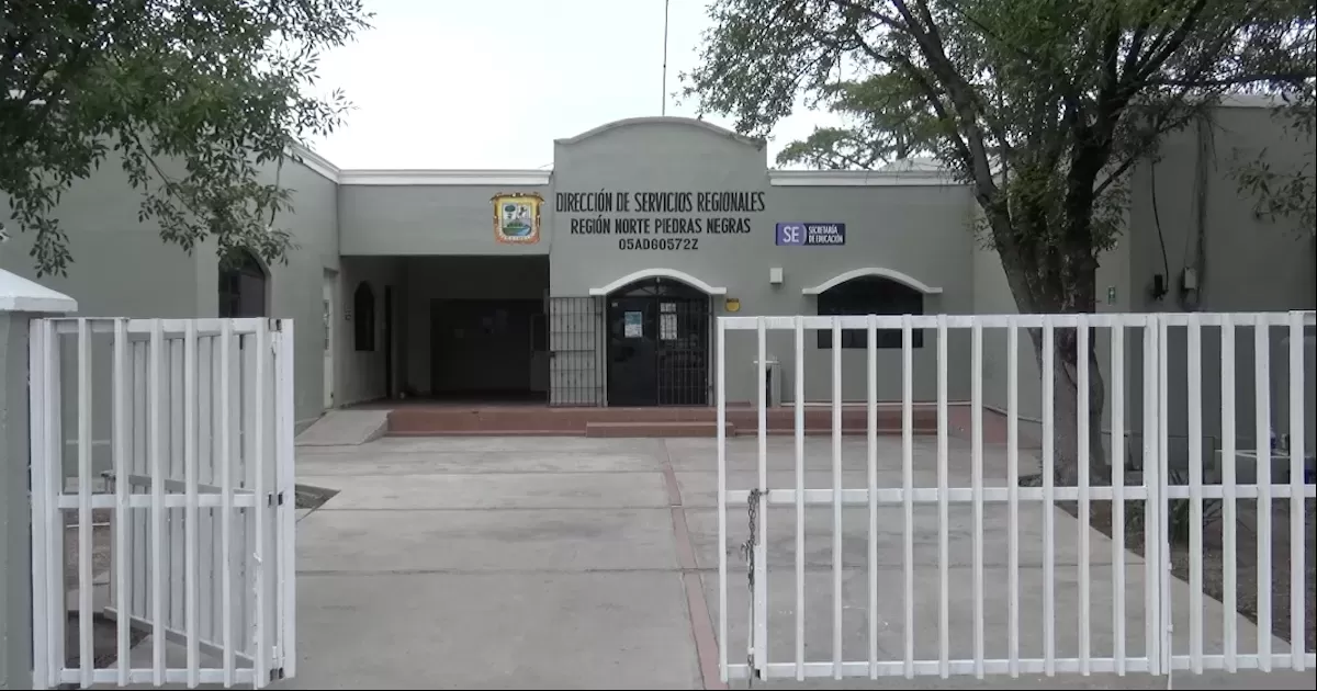 Hubo necesidad de colocar carpas y sillas ante el gran nÃºmero de padres de familia que buscan cambiar a sus hijos de escuela o que necesitan una constancia de estudios para algÃºn trÃ¡mite.