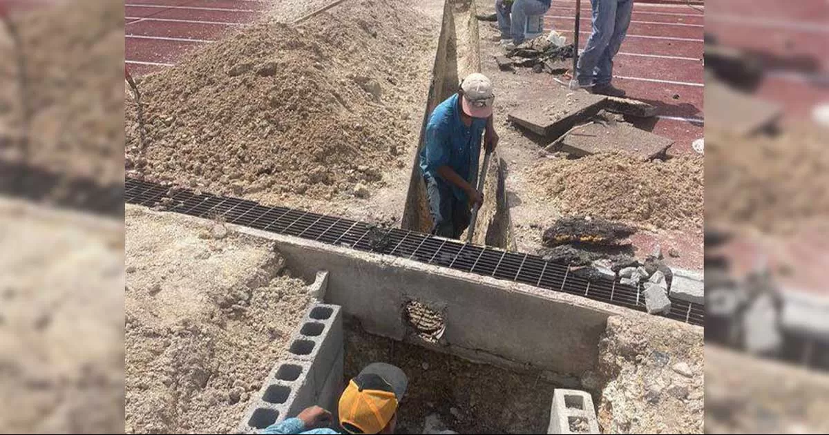 Inician trabajos de ampliación de drenaje en cancha de pasto sintético y pista de tartán de la Unidad Deportiva