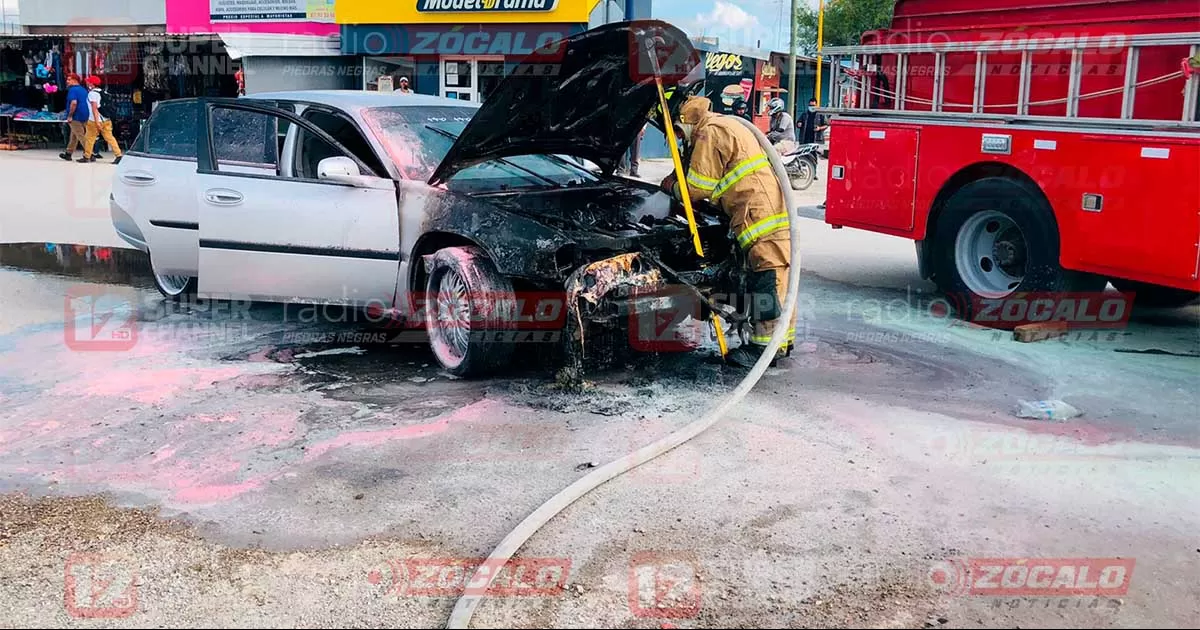 La conductora mencionÃ³ que el vehÃ­culo se apagÃ³ y al estar tratando de volverlo a encender este se empieza a quemar.