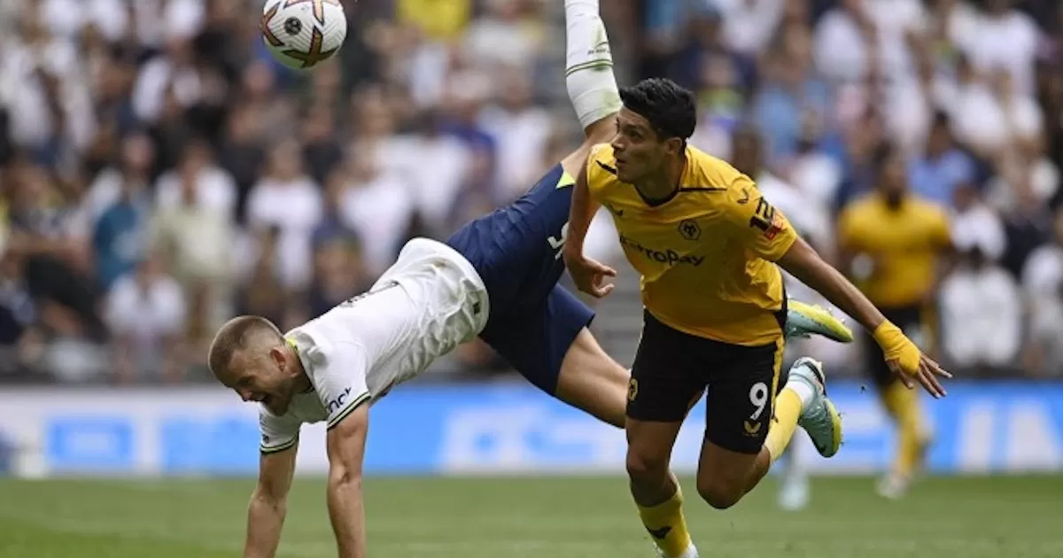 Raúl Jiménez reapareció con el Wolverhampton