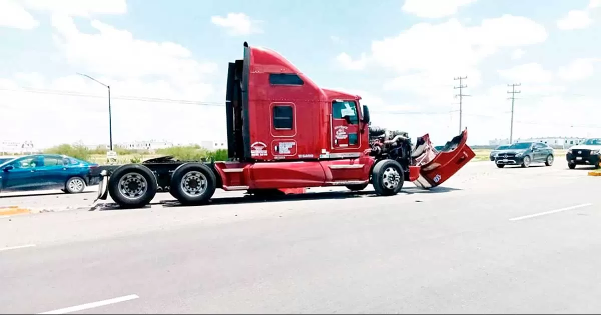 Al intentar realizar maniobras de viraje en â€œUâ€, provocÃ³ ser impactado por otro tractocamiÃ³n color azul de la empresa TGM.