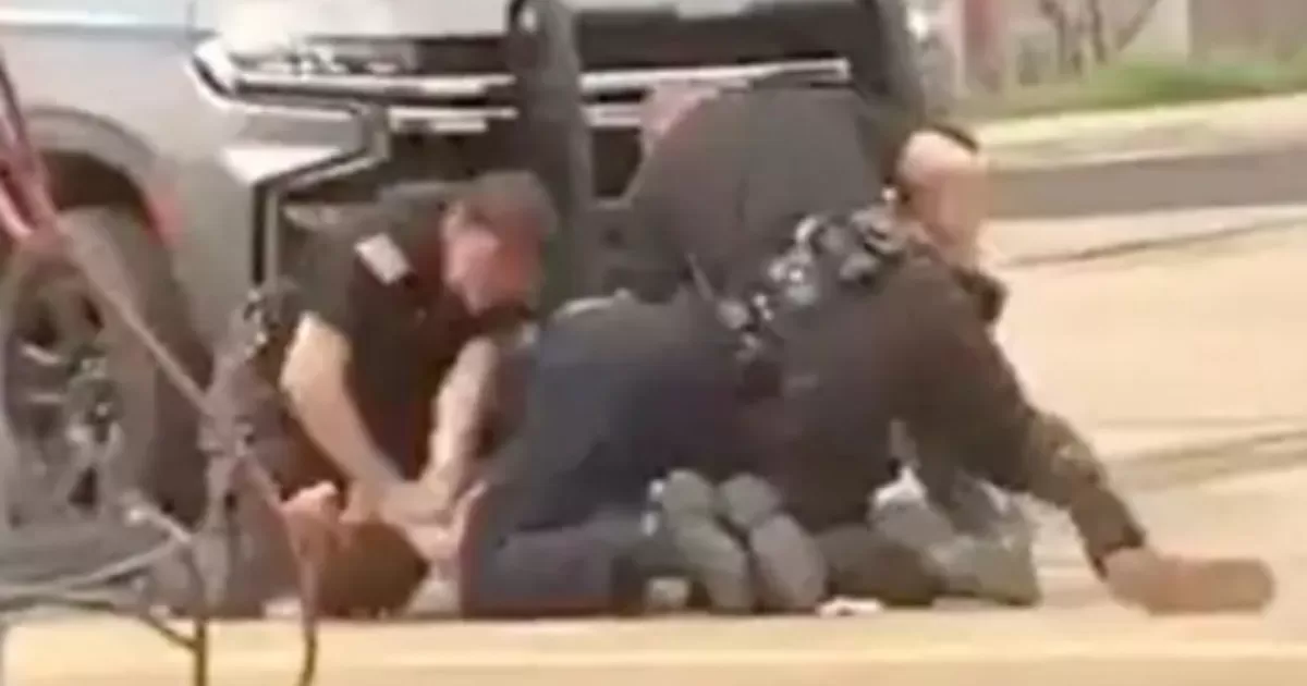 Tres policÃ­as fueron suspendidos en Arkansas tras difundirse un video en el que someten y golpean en varias ocasiones a un hombre mientras era detenido afuera de una tienda.