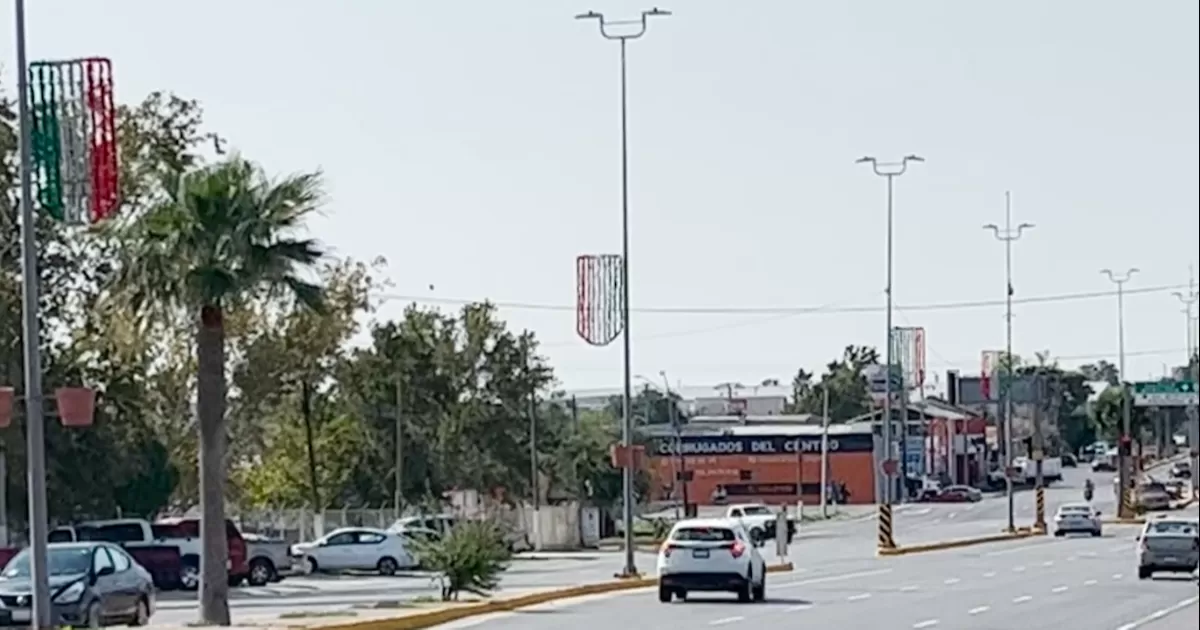 Ciudad ya luce adornos conmemorativos a septiembre