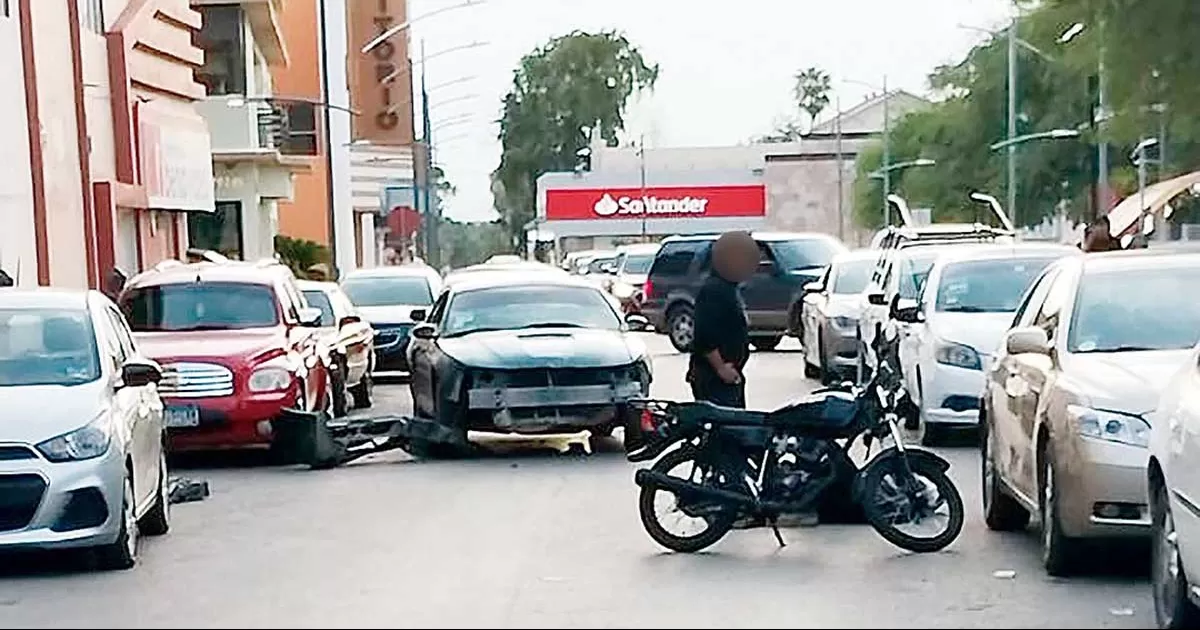 Municipales toman conocimiento del accidente en la calle Abasolo e Hidalgo