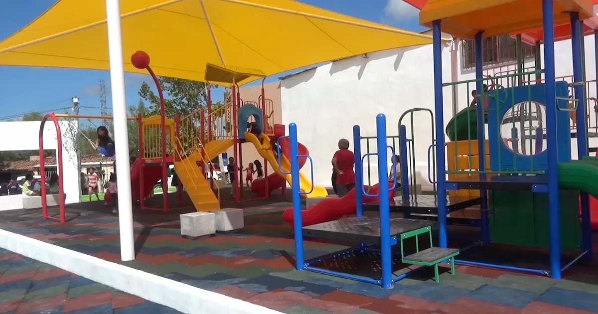 Miguel Riquelme y Norma Treviño entregan parque rehabilitado en la colonia Cumbres