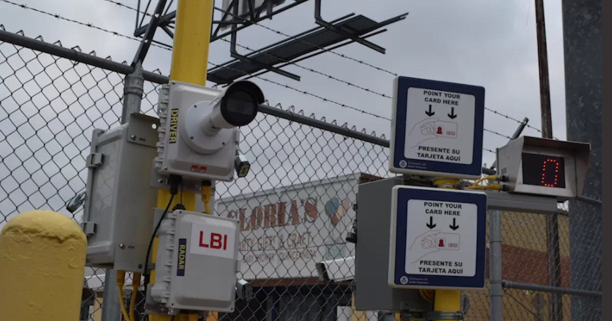 Deben acceder quienes tienen visas o pasaportes con chip