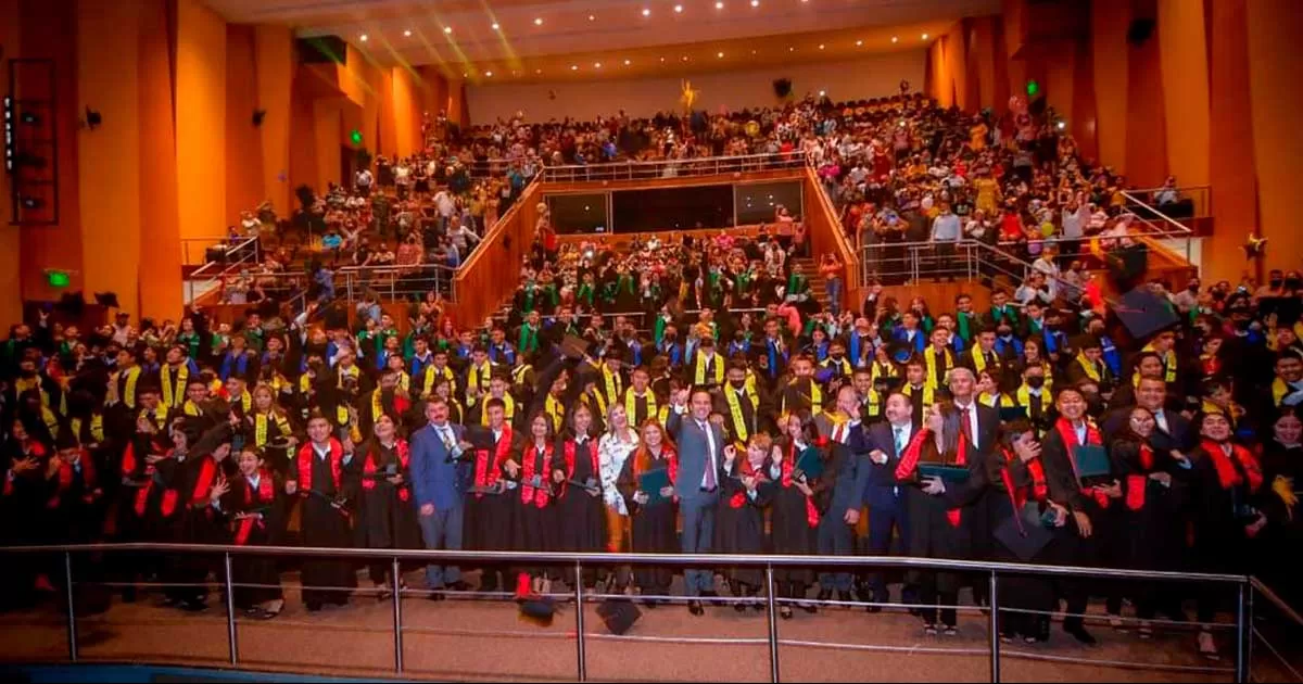 Manolo JimÃ©nez Salinas les mencionÃ³ a los graduados que su futuro estÃ¡ garantizado porque estÃ¡n en un gran estado.