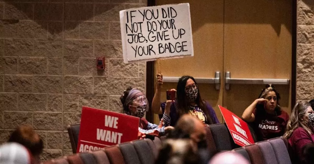 La policÃ­a estuvo bajo un intenso escrutinio por su manejo de la situaciÃ³n, ya que mÃ¡s de una decena de oficiales esperaron alrededor de una hora afuera de los salones de clases en donde ocurrÃ­a la masacre de los niÃ±os
