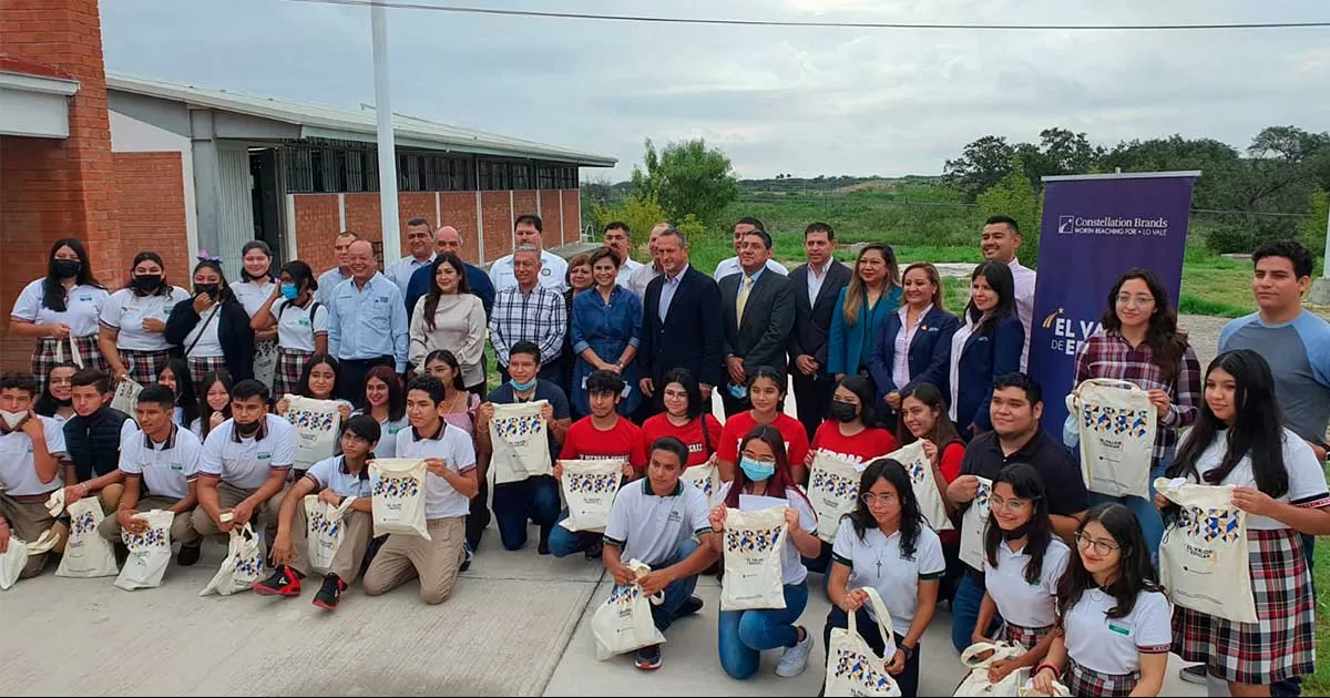 Estudiantes de Coahuila reciben beca Constellation Brands para continuar sus estudios