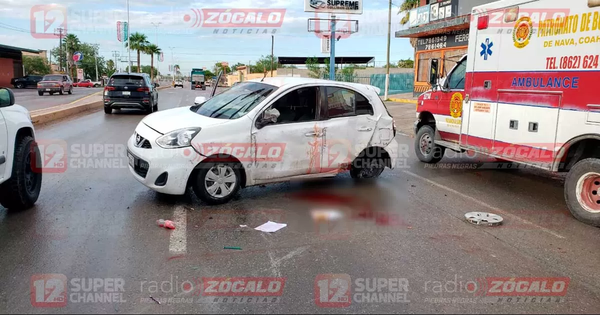 Testigos en el lugar ayudaron al conductor afectado a salir del vehÃ­culo despuÃ©s de quedar prensado.