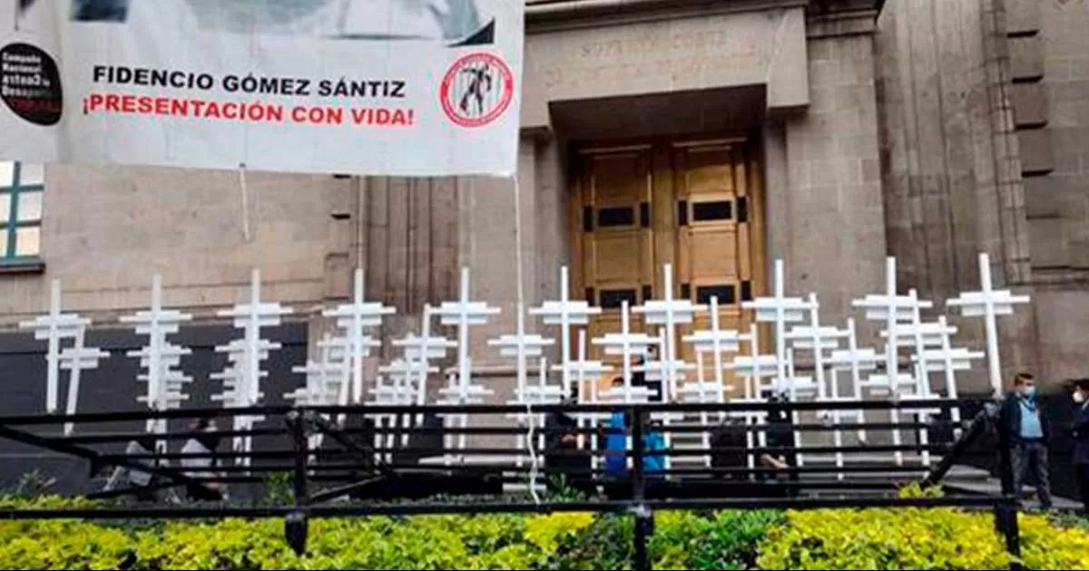 Alrededor de 25 padres de las vÃ­ctimas del siniestro ocurrido hace 13 aÃ±os protestaron con un antimonumento por la lenta respuesta institucional.