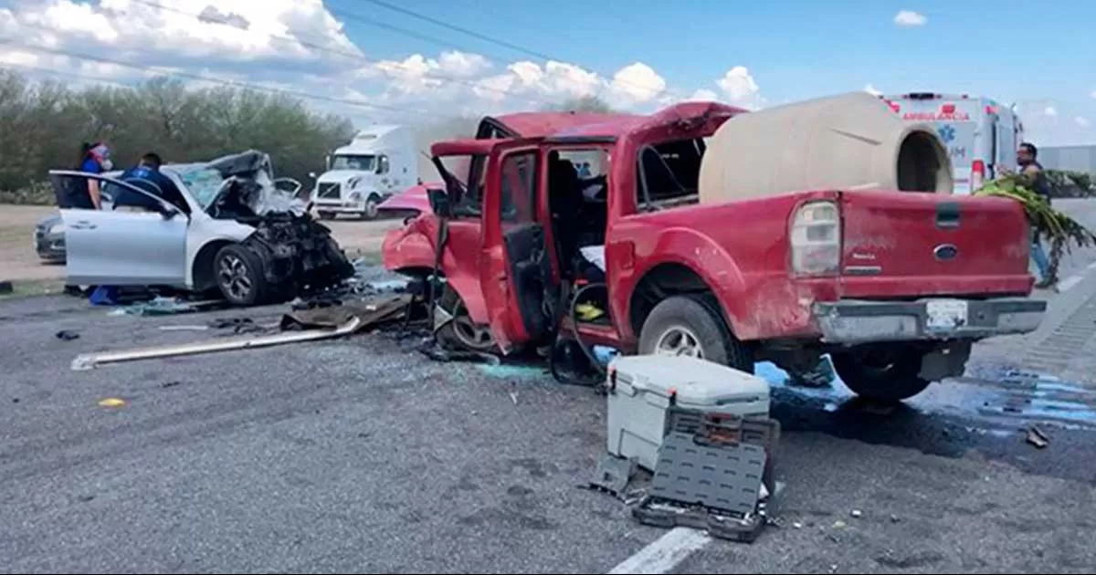 Al lugar acudieron paramÃ©dicos de la Cruz Roja quienes trasladaron a un nosocomio a las personas que resultaron heridas.