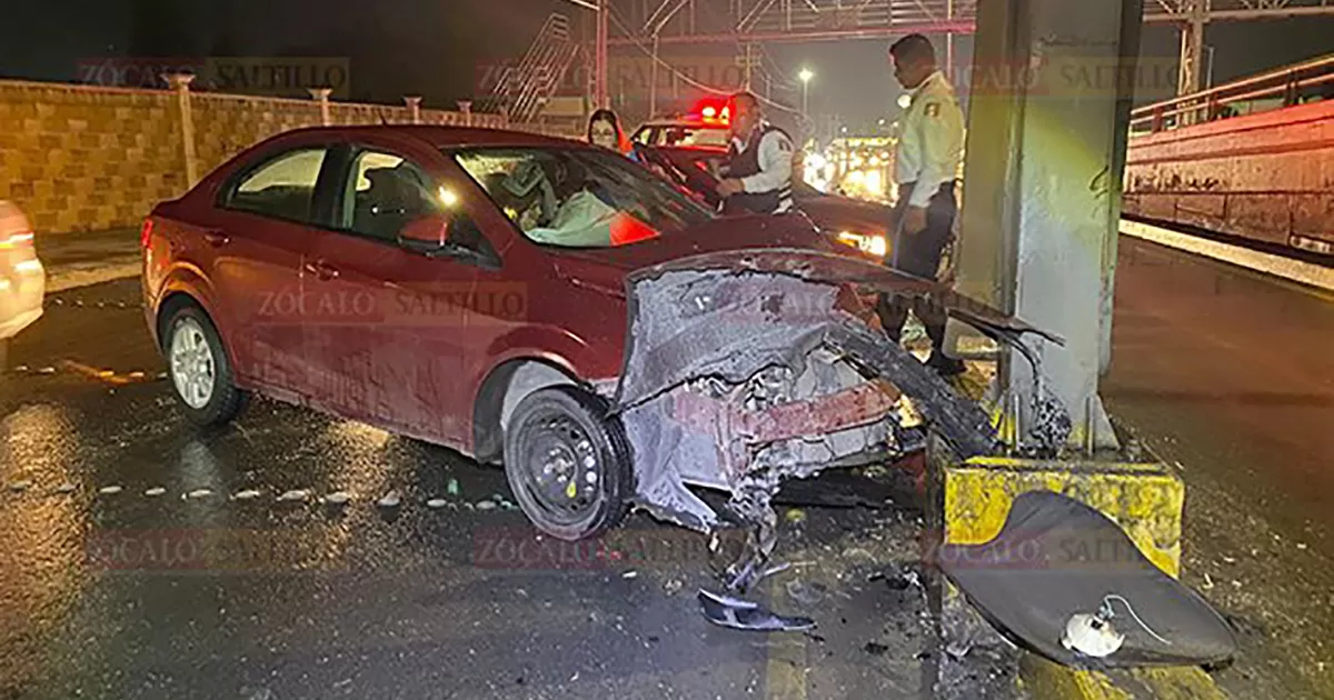 Tras perder el control, correlona destroza auto al sur de Saltillo