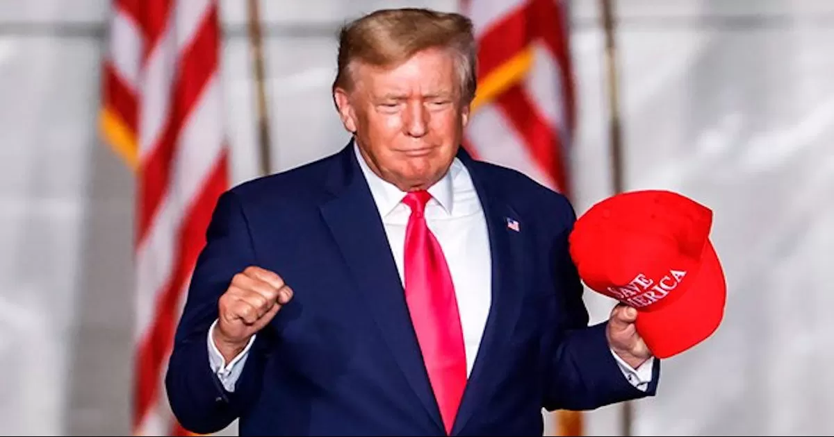 Trump se burla de la versión editada de la orden de registro de su mansión por el FBI