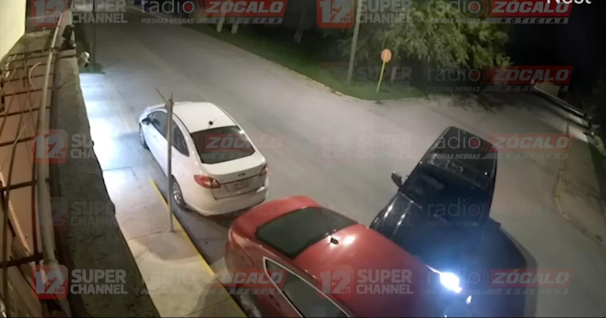 Los hechos ocurrieron en el cruce de la calle JardÃ­n con calle Monterrey de la colonia Las Fuentes, donde se aprecia una que unidad Jeep color negro, probablemente Liberty, Patriot o modelo similar, se impacta contra un automÃ³vil estacionado.