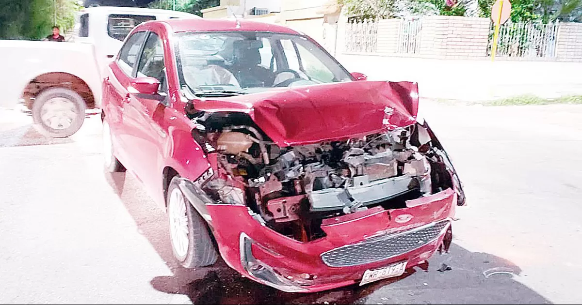 Impacta un automóvil y huye del accidente