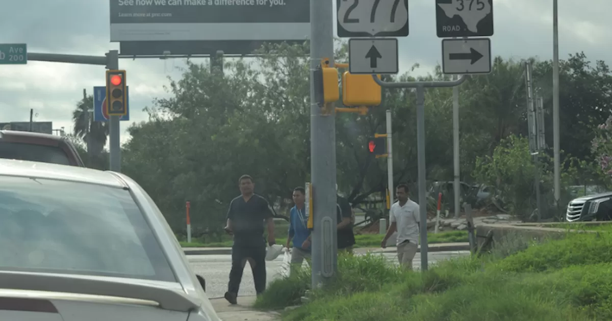 Migrantes liberados en Eagle Pass se dedican a pedir limosna en cruceros de mucho trÃ¡fico.