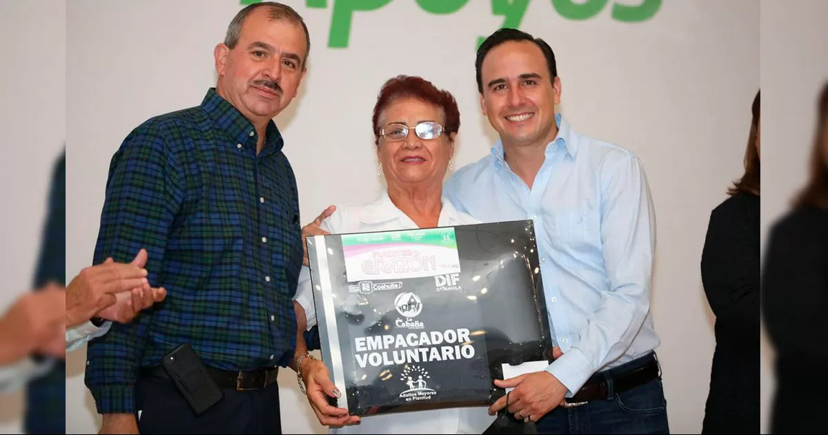 Entrega Secretario de InclusiÃ³n y Desarrollo Social apoyos a empacadores voluntarios del DIF Coahuila y 500 aparatos auditivos.