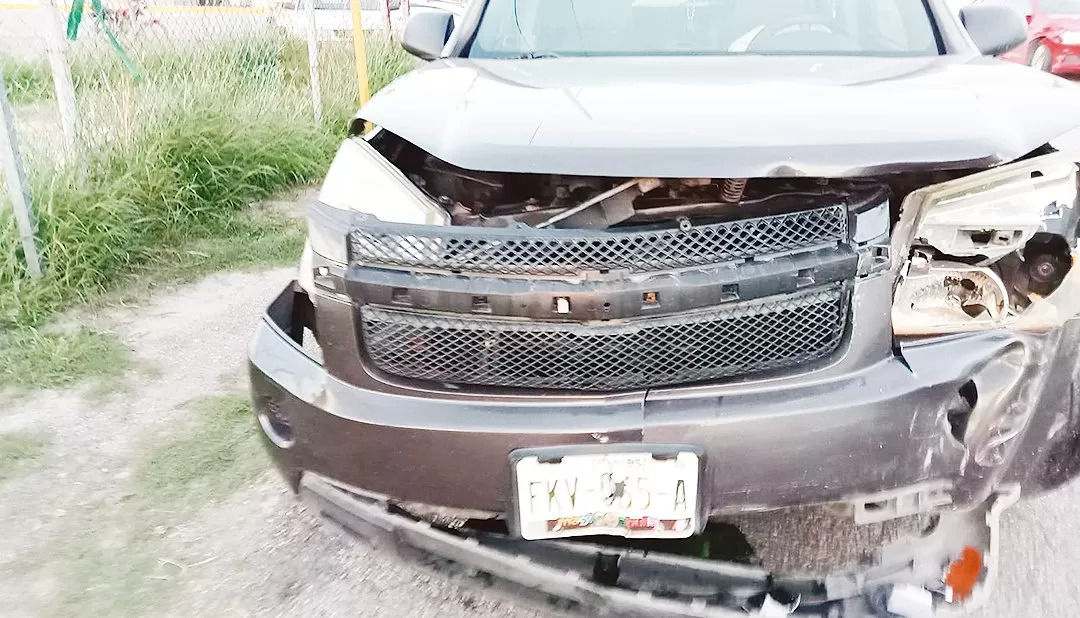 El conductor del Passat rojo no se detuvo a ceder el derecho de vÃ­a, por lo que causÃ³ daÃ±os materiales de consideraciÃ³n a la camioneta afectada