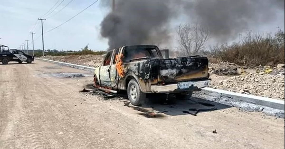 Elementos de auxilio hallan un cuerpo maniatado y calcinado en la caja de una camioneta que se estaba incendiando, en Apodaca