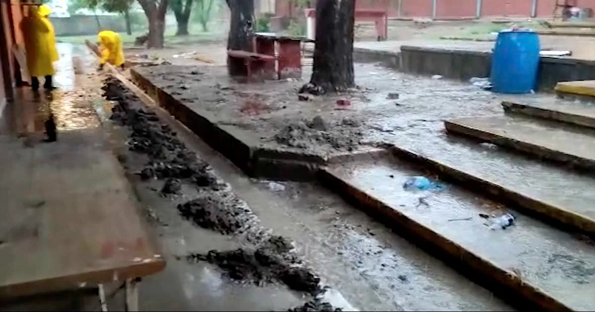 Abren canales para desaguar el agua en la Técnica Número 38