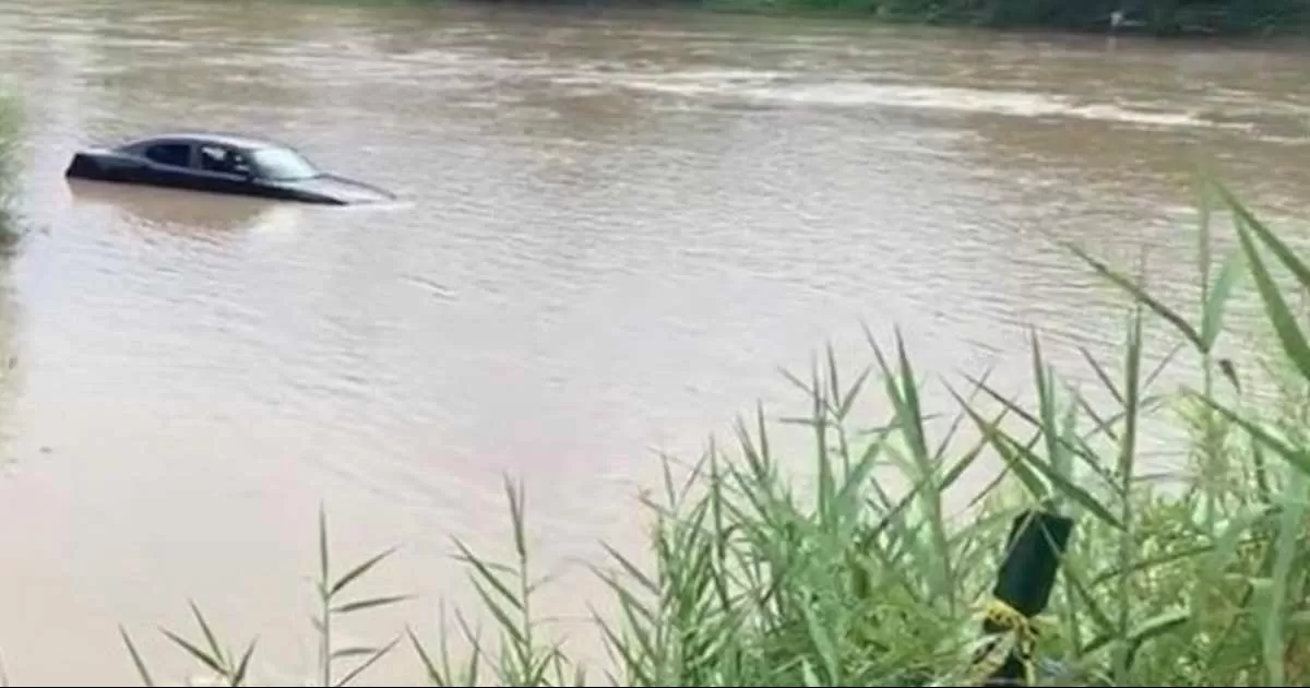 El hombre huÃ­a de una persecuciÃ³n que se dio en Eagle Pass y optÃ³ por cruzar de manera ilegal a MÃ©xico donde fue detenido por apuÃ±alar a una mujer.