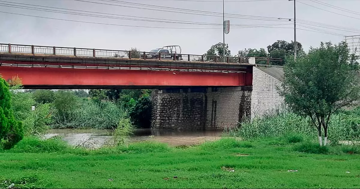 El director de PlaneaciÃ³n, Urbanismo y Obras PÃºblicas Municipales aÃ±adiÃ³ que ademÃ¡s, tambiÃ©n como medida preventiva, se estÃ¡ impidiendo el trÃ¡nsito de unidades pesadas, las cuales son desviadas a rutas alternas.