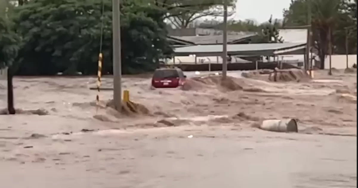 El hombre era arrastrado por la corriente a la altura de la colonia Cristo Redentor de MÃºzquiz. TenÃ­a un tatuaje en un brazo con los nombres â€œEmilio y Carmenâ€.