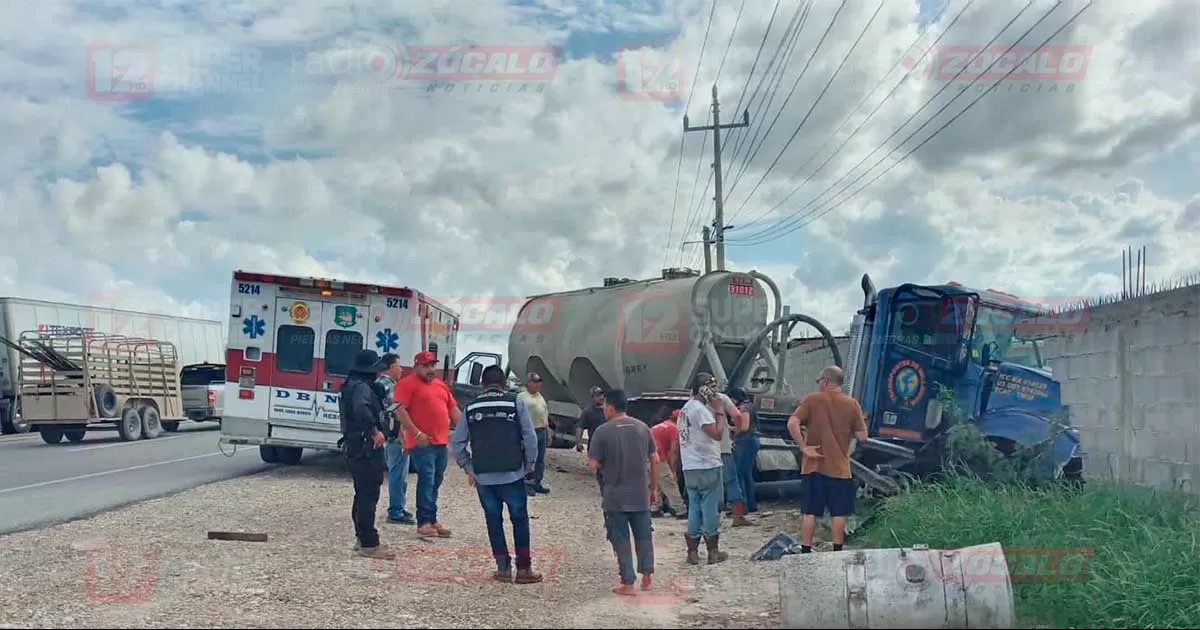 Trailero hospitalizado tras chocar contra camioneta y derribar una barda