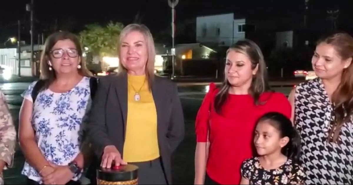 Realiza Norma Treviño encendido de ornamentación de espacios públicos para el mes patrio