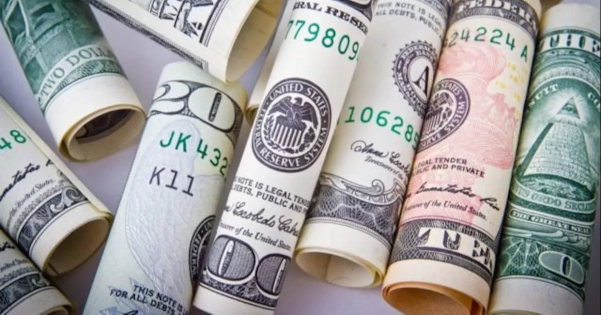 Dólar opera cerca de su nivel máximo en 20 años, pero el peso avanza