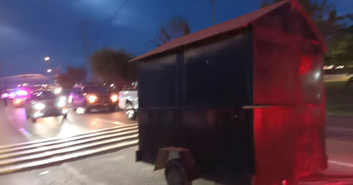 Le falla un remolque por acelerar en bulevar