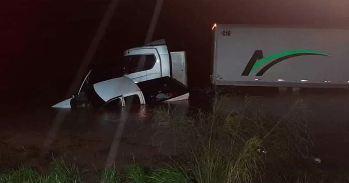 Arroyo de Carretera 57 arrastra a familia a bordo de camioneta; Cruz Roja realiza el rescate