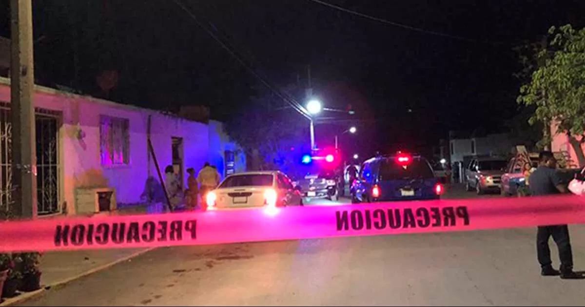 El hombre de la tercera edad subiÃ³ al techo de su vivienda para alimentar a sus gallos