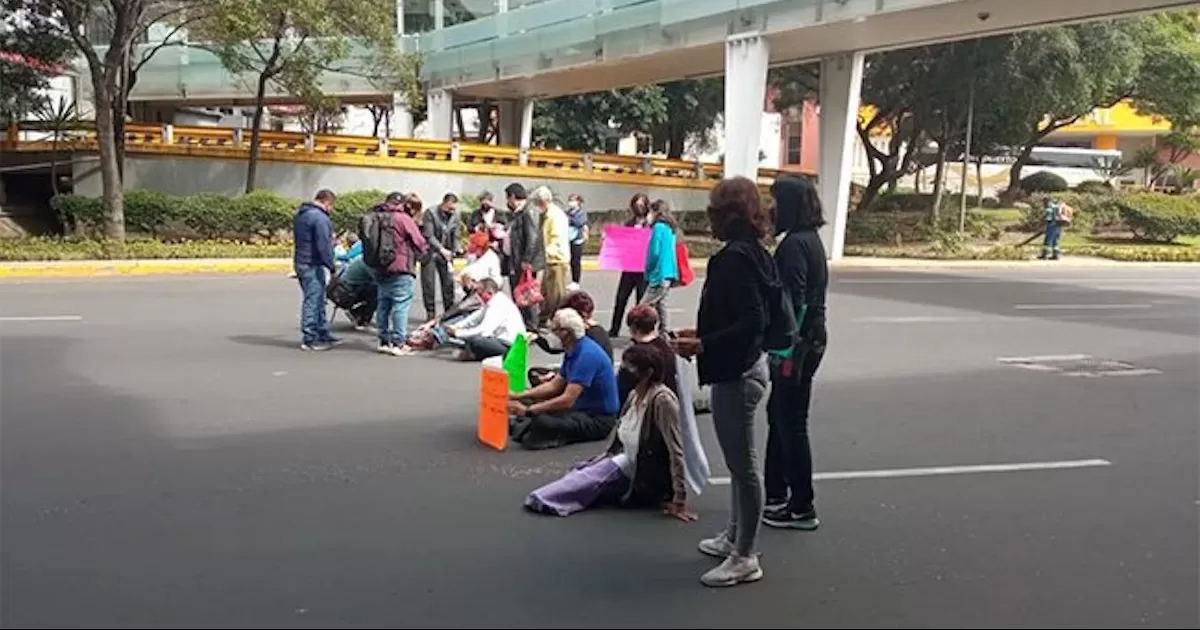 Los extrabajadores protestan luego de que los desalojaran el pasado viernes de instalaciones que tenÃ­an tomadas por la fuerza.