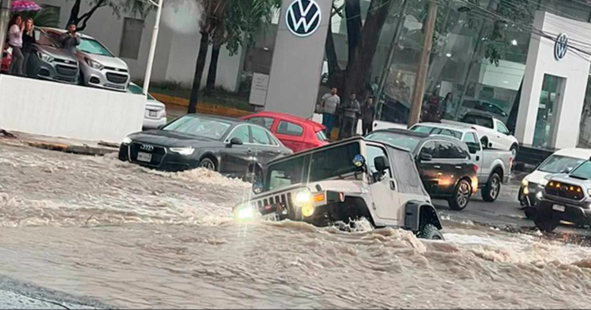 El vehÃ­culo quedo atrapado en un hundimiento que se encontraba en el camellÃ³n de una avenida