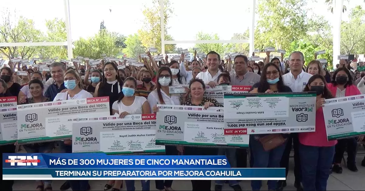 Entregan becas a mujeres que cursan preparatoria