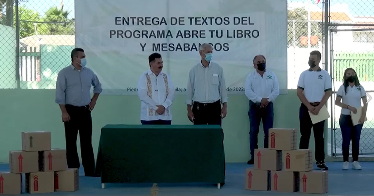 Director general de CONALEP entrega libros de texto y mesas banco a plantel PN