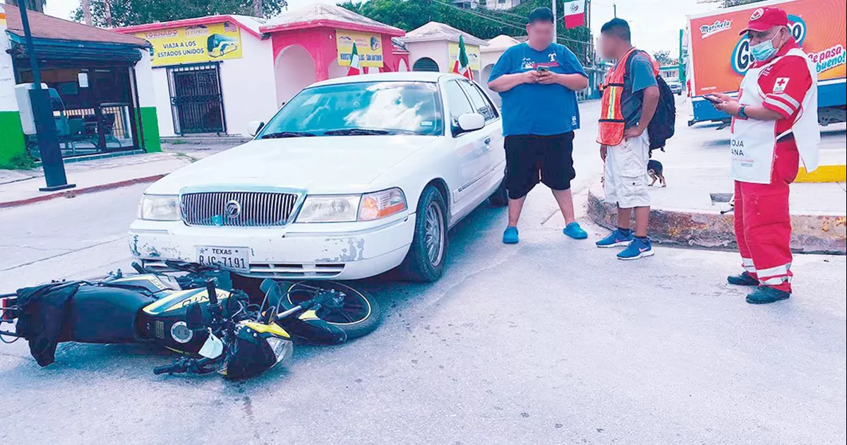 Queda bajo un auto por no respetar seÃ±alamiento de alto