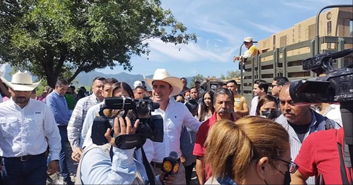 Entrega Manolo Jiménez muebles y electrodomésticos a damnificados en Múzquiz