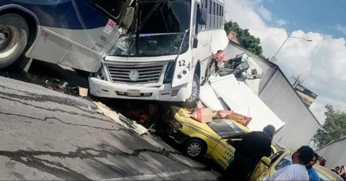 CamiÃ³n se queda sin freno y arrolla vehÃ­culos particulares, taxis y camiones de pasajeros, dejando varios lesionados