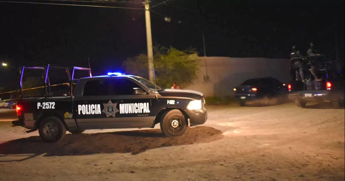 Denuncian disparos y eran pedradas que daÃ±aron su camioneta Cherokee.