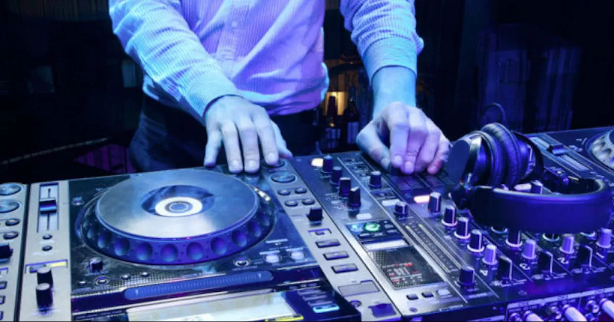 El nivel permitido en la mancha urbana es de 35 a 40 decibeles, aunque en las quintas ubicadas en la periferia se da una tolerancia de hasta 65 decibeles.