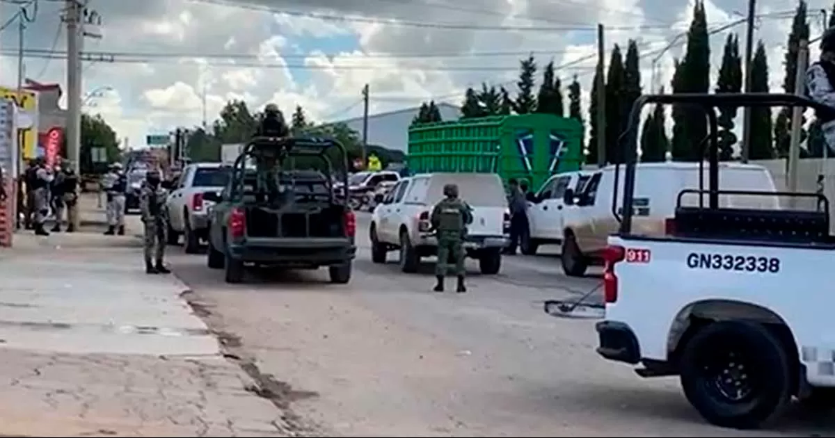 Matan a policía y hieren a 3 menores afuera de una escuela