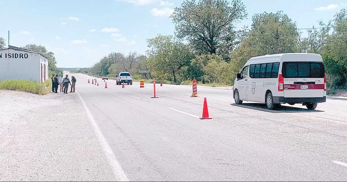 Desde temprana hora el personal del instituto instalÃ³ el retÃ©n de revisiÃ³n vehicular con la finalidad de detectar migrantes.