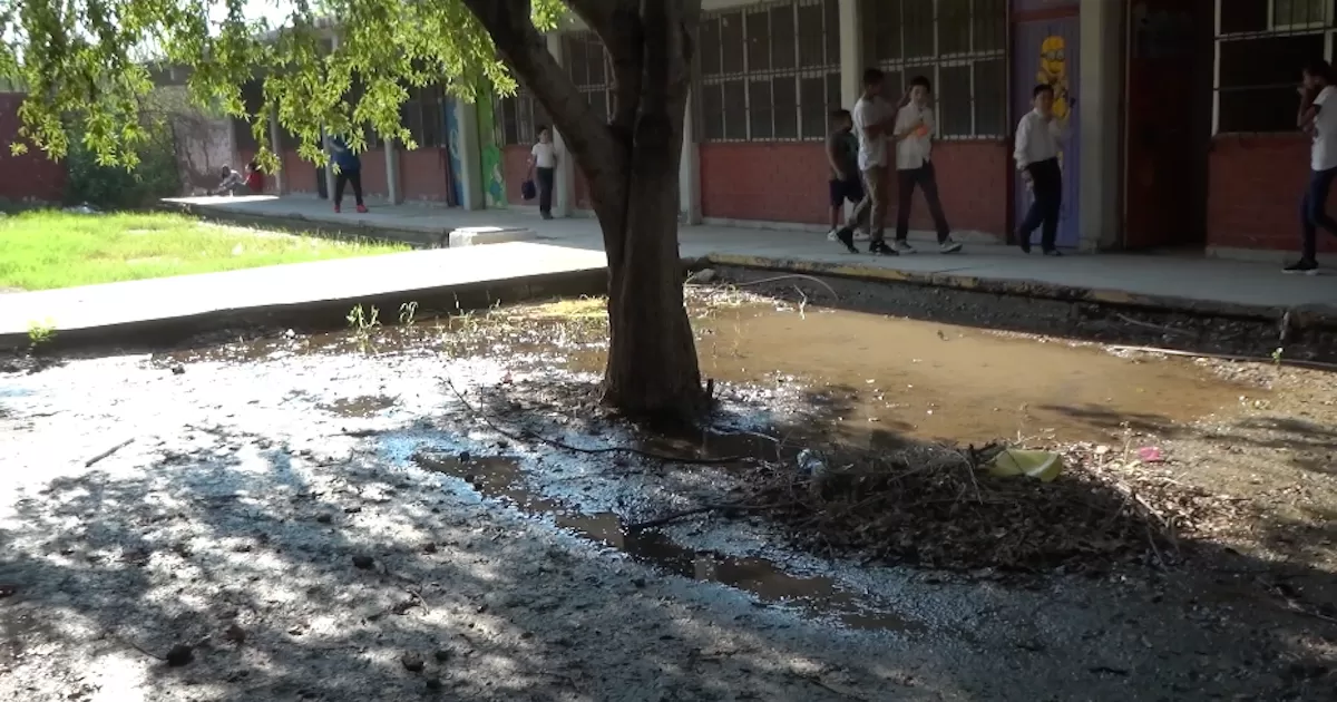 La direcciÃ³n y padres de familia estÃ¡n realizando algunas actividades para reunir fondos e iniciar a rehabilitar la escuela.