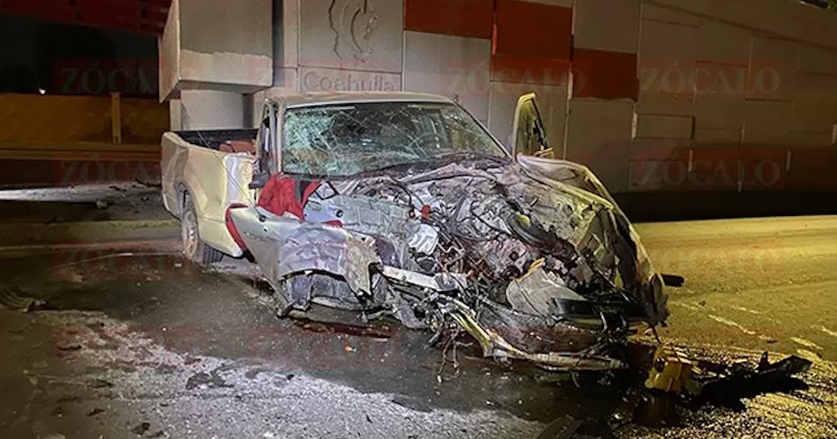 Un hombre perdiÃ³ la vida al quedar prensado al interior de su camioneta al estrellarse contra la base de un puente
