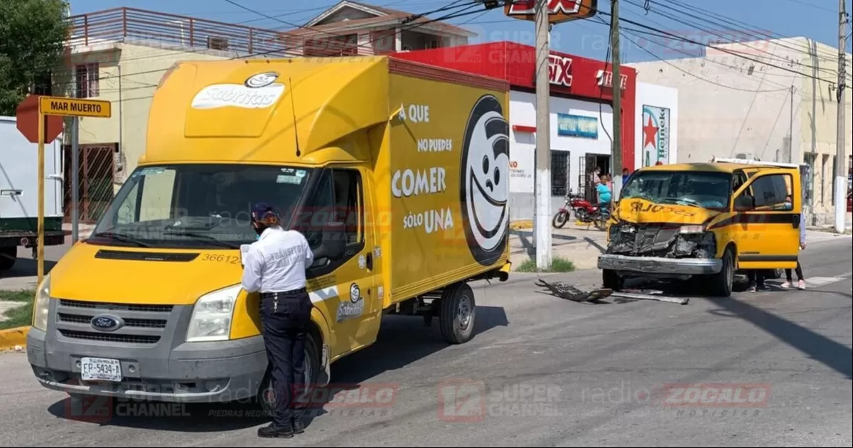 Chofer de autobús escolar se estampa contra camión repartidor