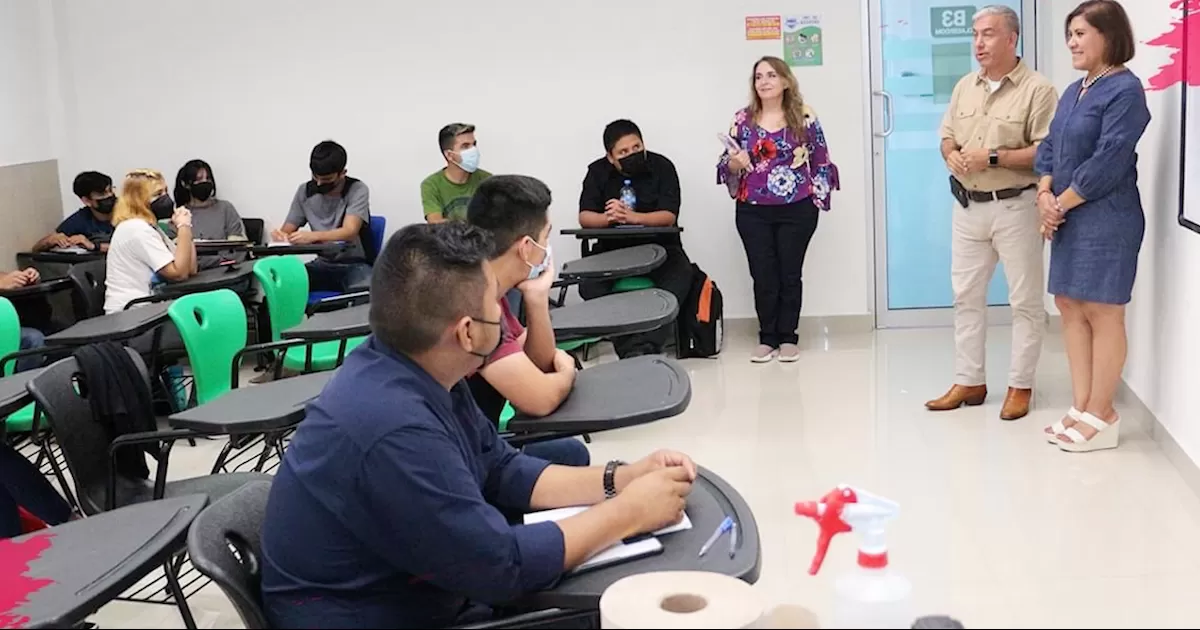 Universitarios tiene opciones para sumarse a la vida laboral